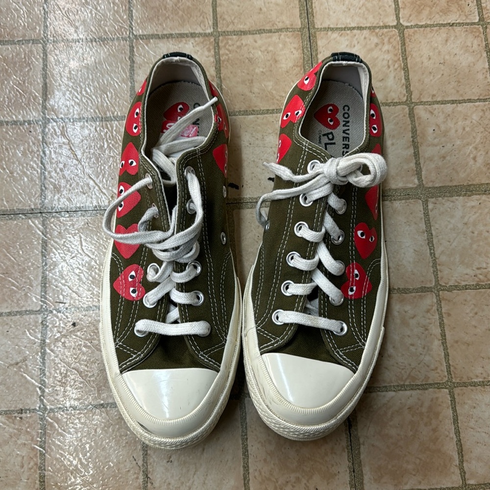 Men’s converse shoes,size 8,Green/red